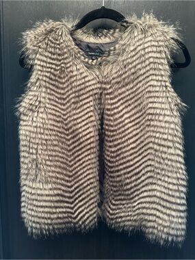 Takara Girls Lined Faux Fur Vest
Sz M
Like New